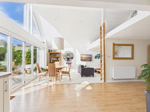 Lounge/Dining- click for photo gallery